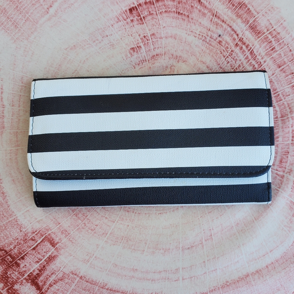 NWOT Kut From The Kloth Wallet